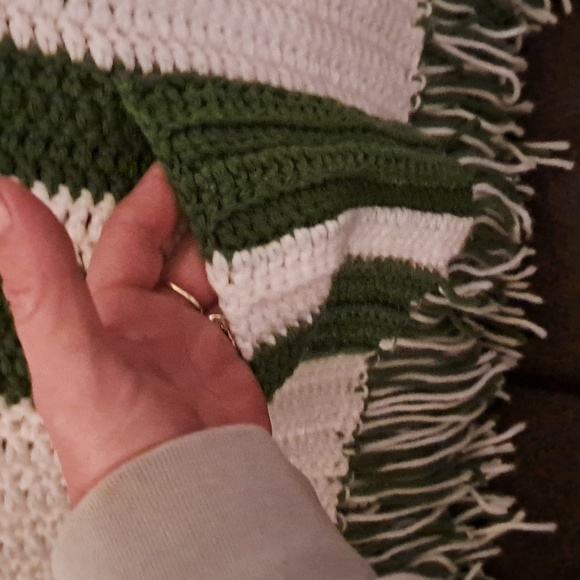 Hand knit throw with pockets - Picture 2 of 3